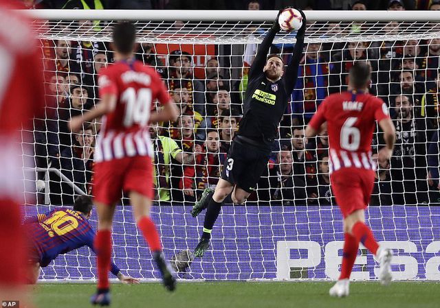 barcelona 2 0 atletico messi suarez bung sang phut cuoi