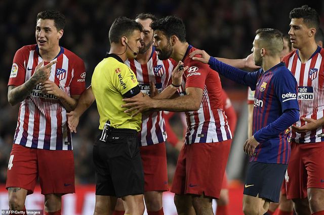 barcelona 2 0 atletico messi suarez bung sang phut cuoi