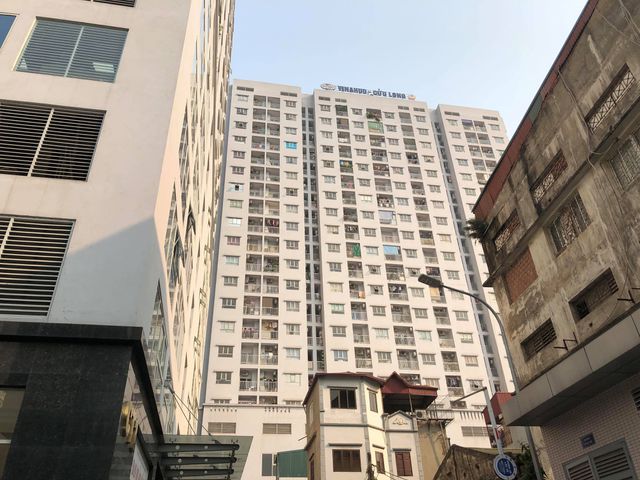 ha noi be 4 tuoi may man song sot sau khi roi tu tang 11 chung cu xuong dat