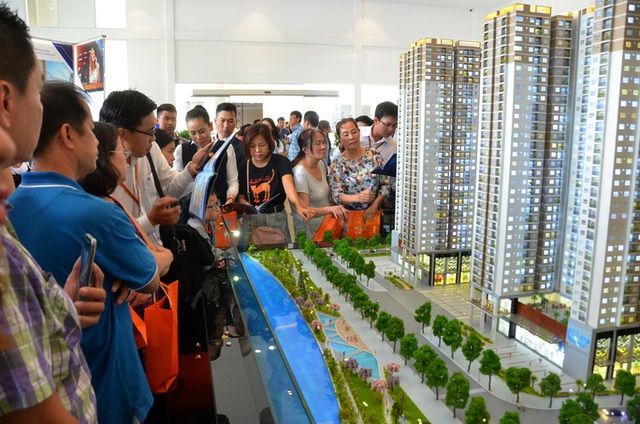 Sốt đất hầm hập: Ngân hàng đổ tiền vào bất động sản ra sao? - 1