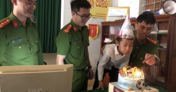 Đi làm căn cước lúc 0h, thiếu niên 14 tuổi được nhận món quà bất ngờ