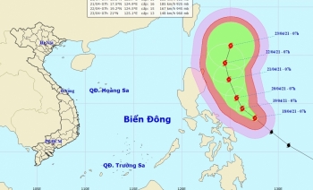 Siêu bão Surigae giật cấp 17 gần Biển Đông