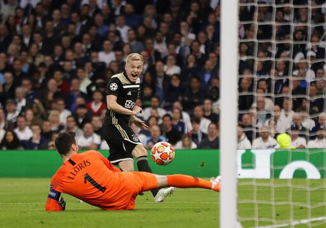 nhin lai chien thang ngot ngao cua ajax tren san tottenham