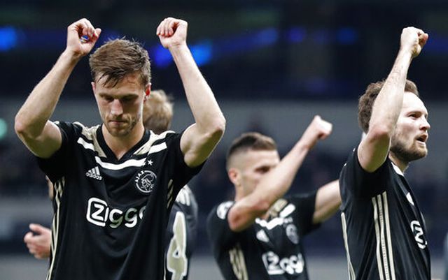 nhin lai chien thang ngot ngao cua ajax tren san tottenham