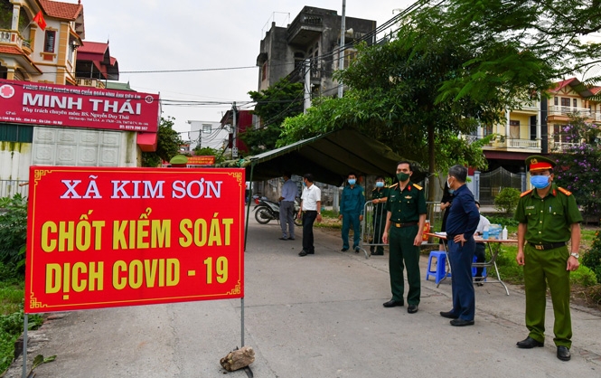 Hà Nội: Không tụ tập quá 10 người, hàng ăn trong nhà giãn cách tối thiểu 2m