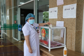 Những hình ảnh đặc biệt tại điểm bỏ phiếu ở Bệnh viện Bệnh Nhiệt đới Trung ương cơ sở Kim Chung