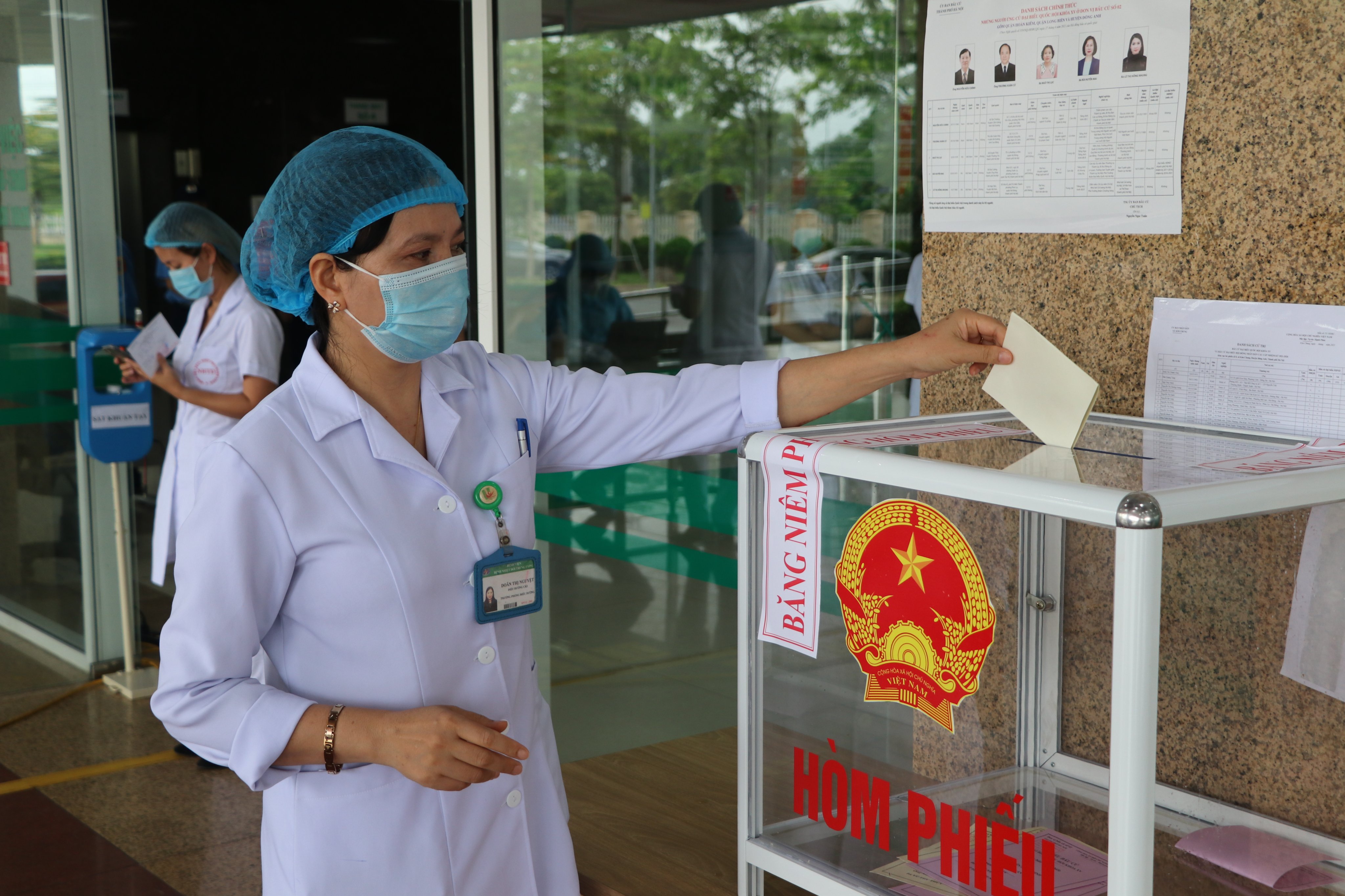 Những hình ảnh đặc biệt tại điểm bỏ phiếu ở Bệnh viện Bệnh Nhiệt đới Trung ương cơ sở Kim Chung