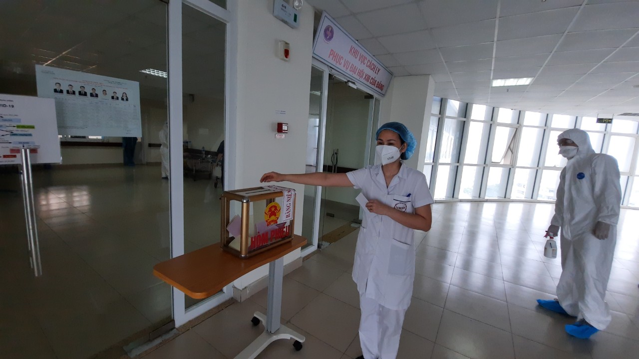 Những hình ảnh đặc biệt tại điểm bỏ phiếu ở Bệnh viện Bệnh Nhiệt đới Trung ương cơ sở Kim Chung