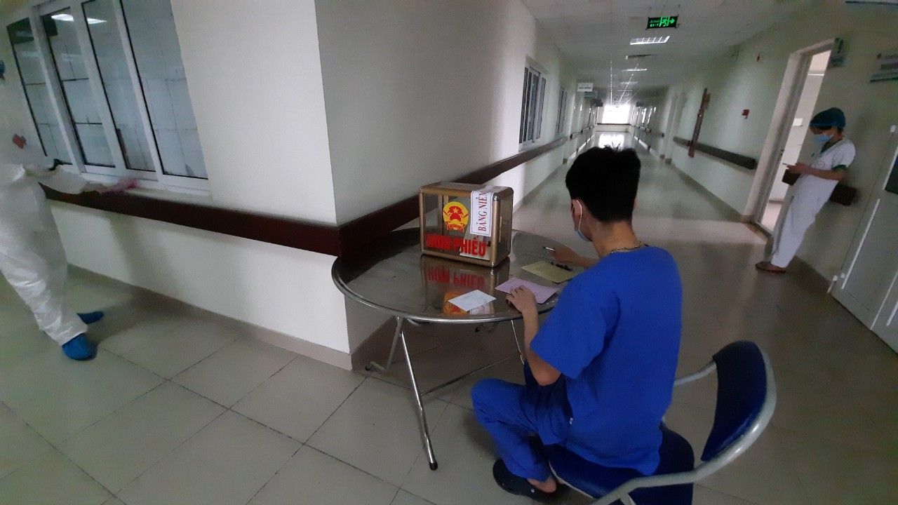 Những hình ảnh đặc biệt tại điểm bỏ phiếu ở Bệnh viện Bệnh Nhiệt đới Trung ương cơ sở Kim Chung