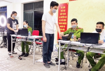 Phấn đấu hoàn thiện việc cấp CCCD gắn chíp điện tử trong tháng 9/2021