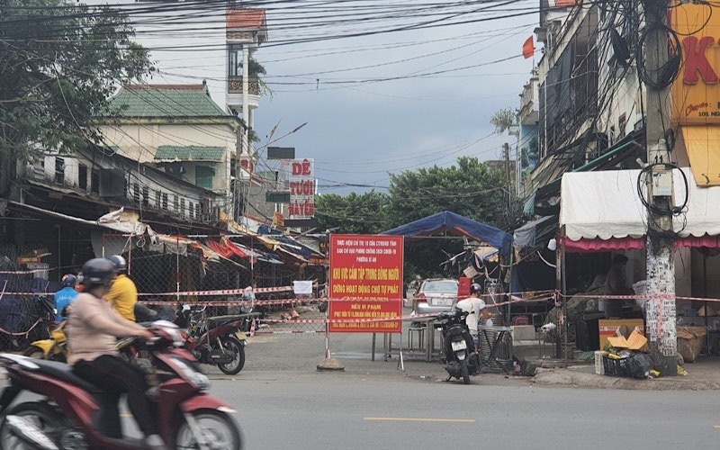 Bình Dương: Xét nghiệm 1 triệu dân tại khu vực nguy cơ cao, kiểm soát chặt người vào Dĩ An Bình Dương: Xét nghiệm 1 triệu dân tại khu vực nguy cơ cao, kiểm soát chặt người vào Dĩ An