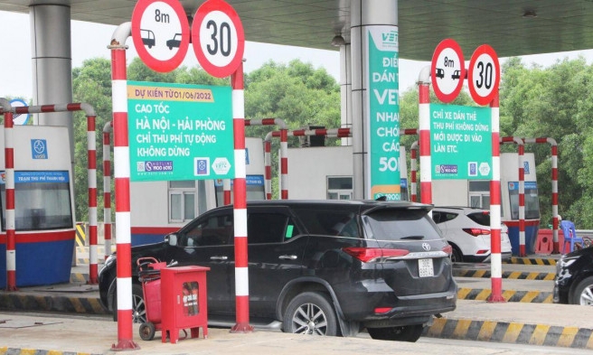 Lượng xe dán thẻ ETC tăng mạnh sau 1 tháng thí điểm thu phí không dừng toàn tuyến