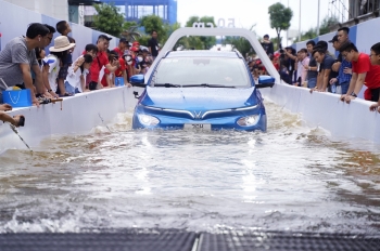 VF e34 chứng minh siêu lợi thế của xe điện với thử thách “ngâm nước”