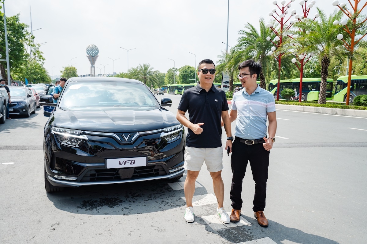 Hàng nghìn khách xếp hàng để lái thử VF 8, nhiều người tranh thủ chốt cọc sớm