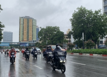 Bắc Bộ mưa to cục bộ, Trung Bộ có nơi nắng nóng