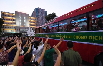 Xúc động khoảnh khắc 230 "chiến sĩ áo xanh" lên đường vào TP HCM chống dịch