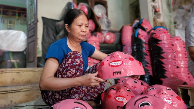 Làng nghề sản xuất đồ chơi trung thu ảm đạm vì dịch Covid-19 - 2