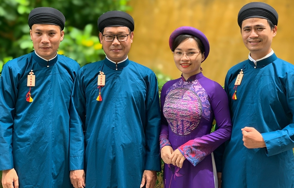 Nam công chức ở Huế mặc áo dài để "giữ gìn nếp xưa"