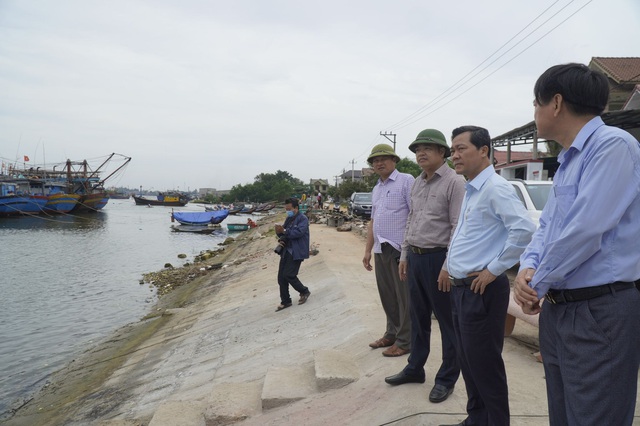 Nhiều tỉnh miền Trung “cấm biển”, cho học sinh nghỉ học tránh bão - 2