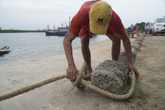Nhiều tỉnh miền Trung “cấm biển”, cho học sinh nghỉ học tránh bão - 6