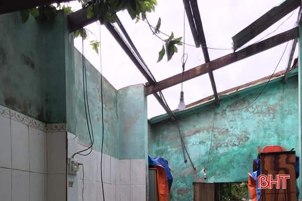 Bão số 5 đổ bộ, 1 người tử vong, 1 người bị lũ cuốn trôi