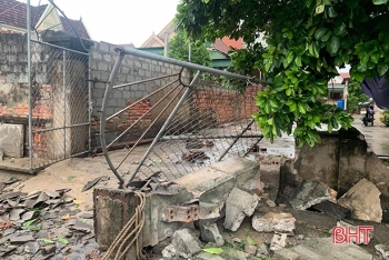 Bão số 5 đổ bộ, 1 người tử vong, 1 người bị lũ cuốn trôi