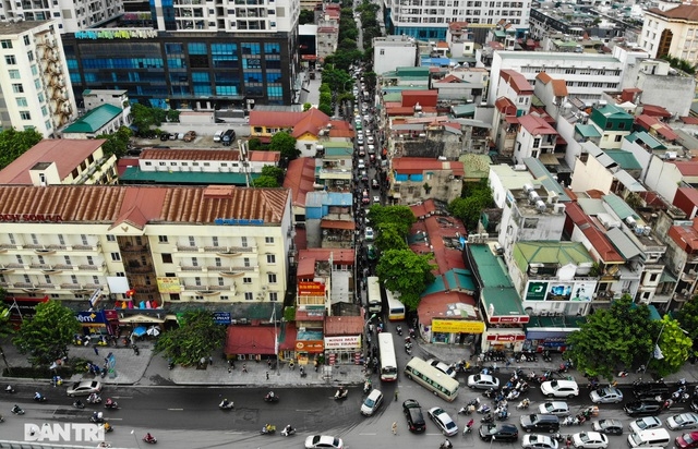 Choáng ngợp &quot;rừng&quot; cao ốc chen chúc trên đoạn đường dài gần 1km ở Hà Nội