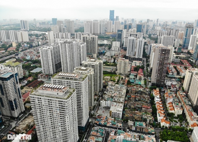 Choáng ngợp &quot;rừng&quot; cao ốc chen chúc trên đoạn đường dài gần 1km ở Hà Nội