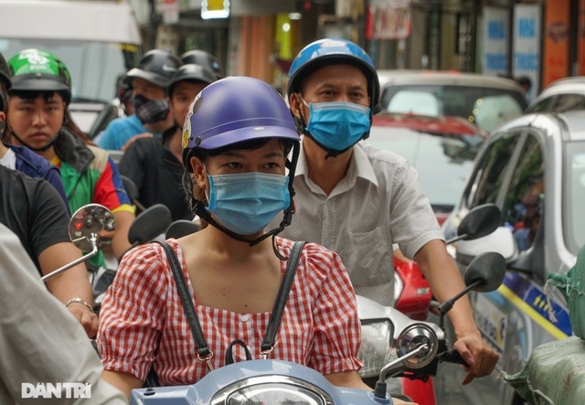 Choáng ngợp &quot;rừng&quot; cao ốc chen chúc trên đoạn đường dài gần 1km ở Hà Nội