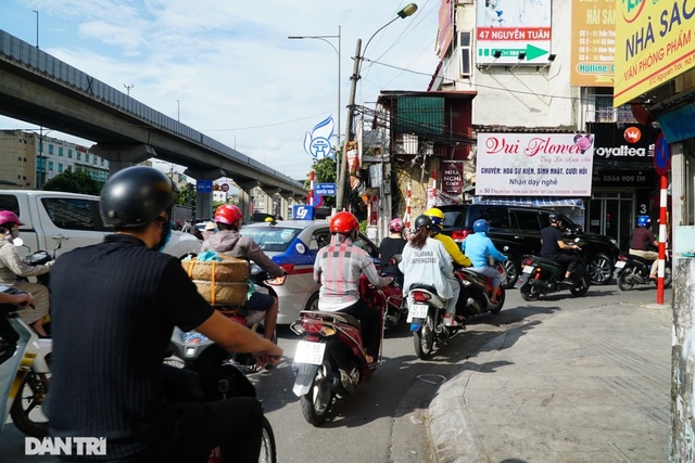 Choáng ngợp &quot;rừng&quot; cao ốc chen chúc trên đoạn đường dài gần 1km ở Hà Nội
