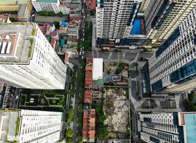 Choáng ngợp &quot;rừng&quot; cao ốc chen chúc trên đoạn đường dài gần 1km ở Hà Nội