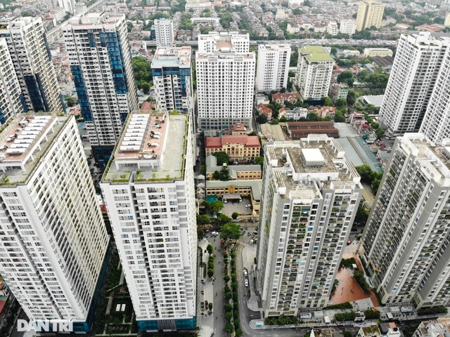 Choáng ngợp &quot;rừng&quot; cao ốc chen chúc trên đoạn đường dài gần 1km ở Hà Nội