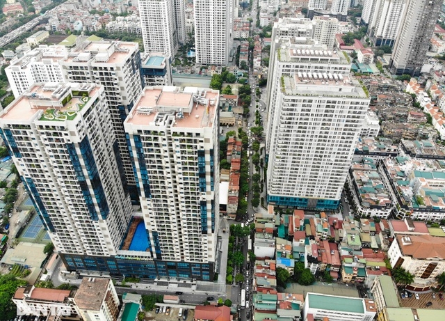 Choáng ngợp &quot;rừng&quot; cao ốc chen chúc trên đoạn đường dài gần 1km ở Hà Nội