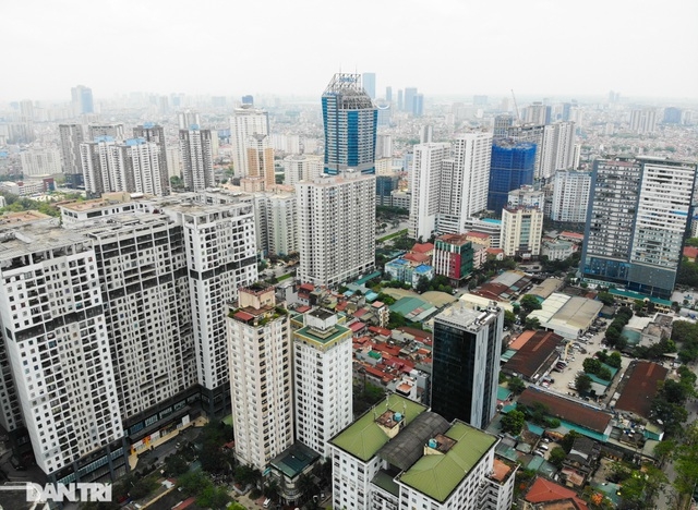 Choáng ngợp &quot;rừng&quot; cao ốc chen chúc trên đoạn đường dài gần 1km ở Hà Nội