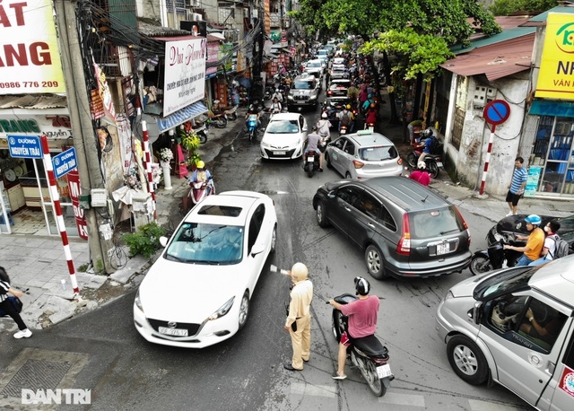 Choáng ngợp &quot;rừng&quot; cao ốc chen chúc trên đoạn đường dài gần 1km ở Hà Nội