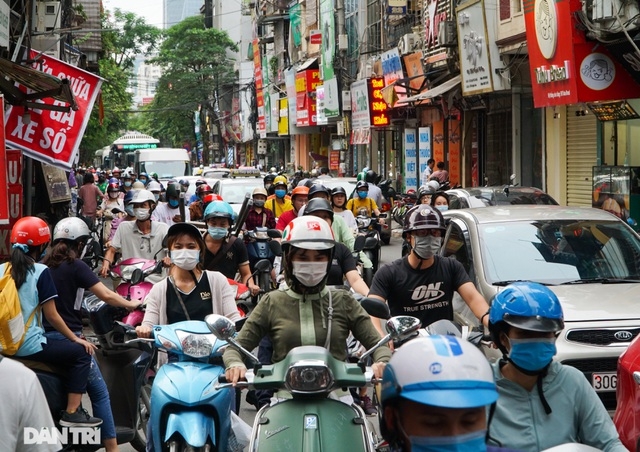 Choáng ngợp &quot;rừng&quot; cao ốc chen chúc trên đoạn đường dài gần 1km ở Hà Nội