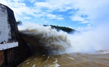 Thủy điện Hòa Bình xả lũ