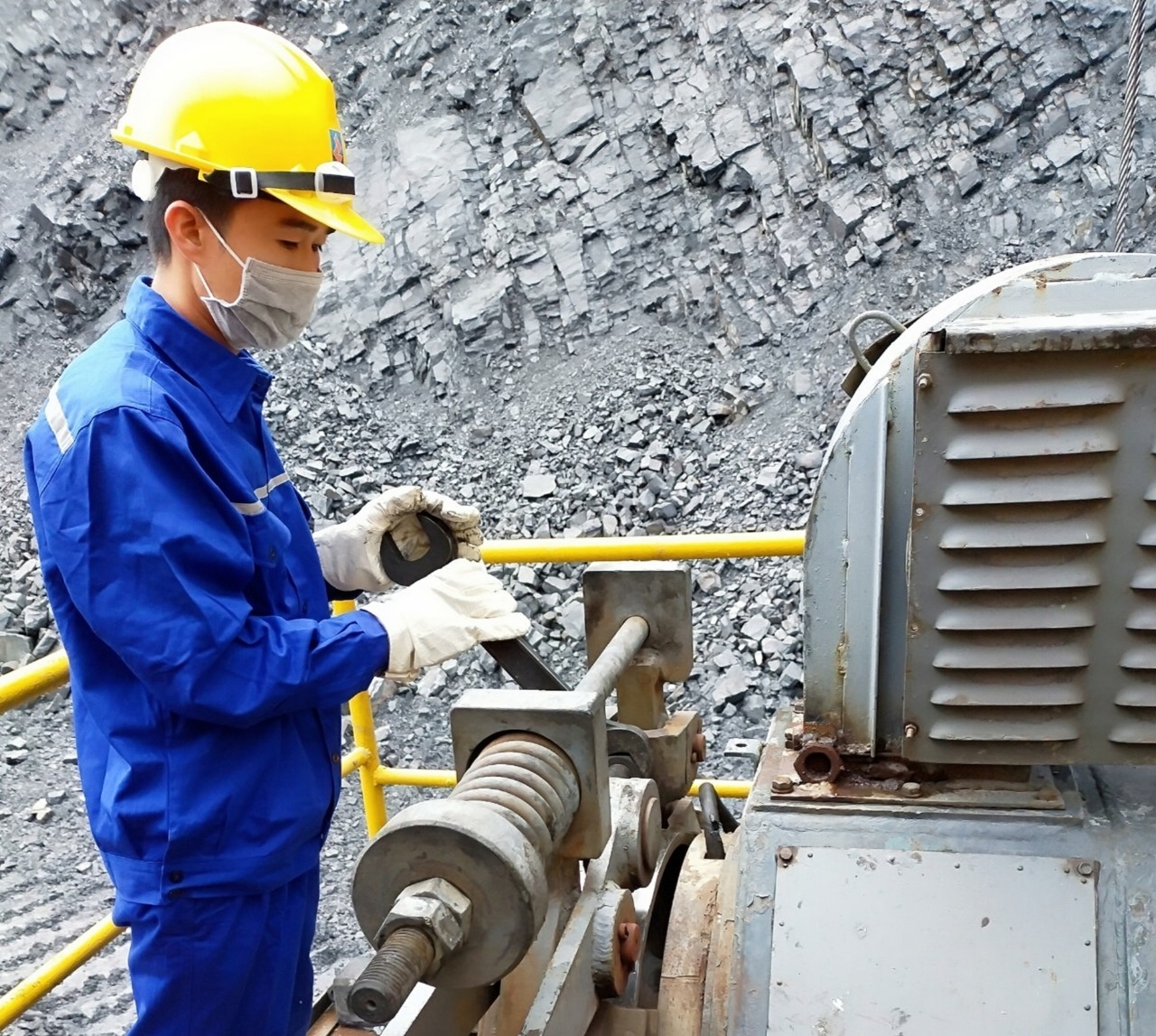 Hạnh phúc gia đình là điểm tựa của người thợ mỏ trẻ