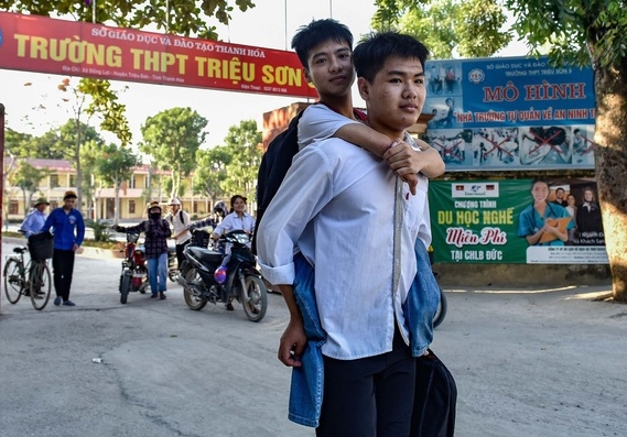 Thiếu 0,25 điểm cậu học trò 10 năm cõng bạn đến trường dang dở ước nguyện