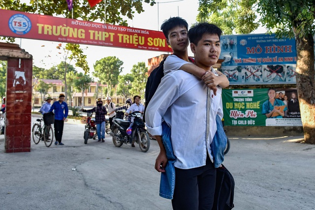 Thiếu 0,25 điểm cậu học trò 10 năm cõng bạn đến trường dang dở ước nguyện - 1