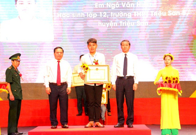 Thiếu 0,25 điểm cậu học trò 10 năm cõng bạn đến trường dang dở ước nguyện - 2