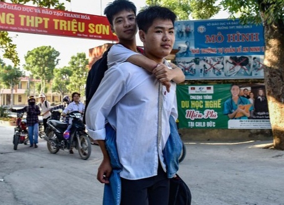 Hiệu trưởng ĐH Y Hà Nội nói gì về việc đặc cách nam sinh 10 năm cõng bạn?