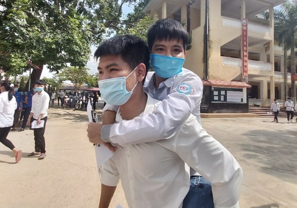 Nam sinh 10 năm cõng bạn: Em muốn vào đại học bằng chính năng lực của mình