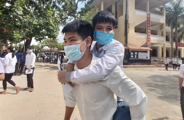 Nam sinh 10 năm cõng bạn: Em muốn vào đại học bằng chính năng lực của mình - 1
