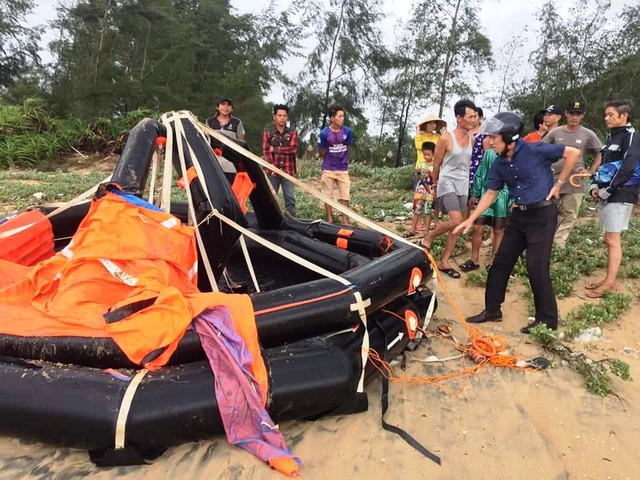 Cứu sống toàn bộ thuyền viên tàu hàng nghìn tấn bị chìm trên biển - 4