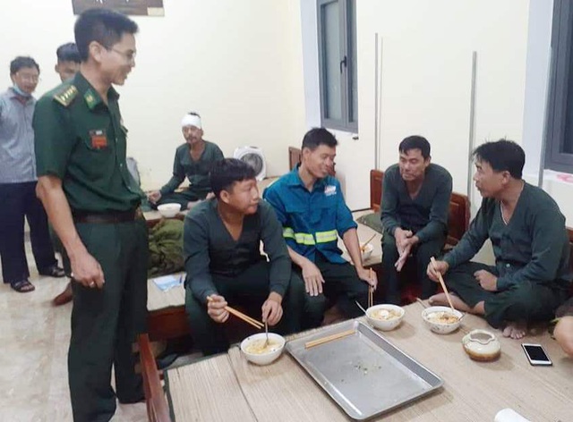 Cứu sống toàn bộ thuyền viên tàu hàng nghìn tấn bị chìm trên biển - 5