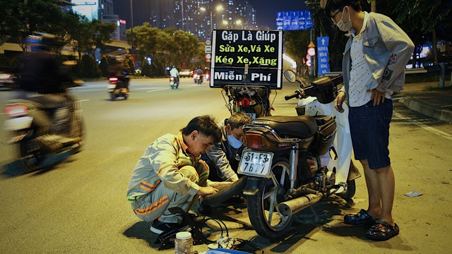 Anh xe ôm nghèo thích lo chuyện bao đồng - 1