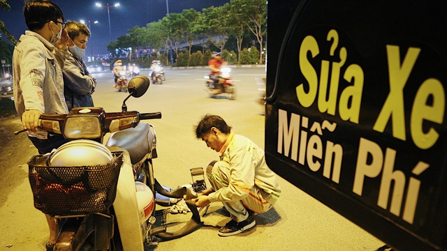 Anh xe ôm nghèo thích lo chuyện bao đồng - 2