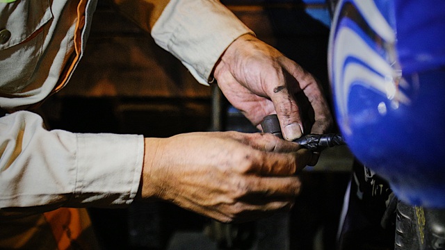 Anh xe ôm nghèo thích lo chuyện bao đồng - 7