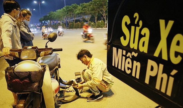 Anh xe ôm nghèo thích lo chuyện bao đồng